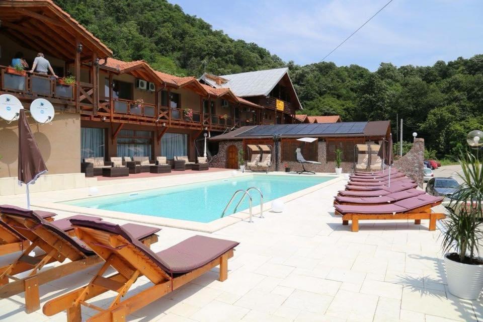 Pensiunea Deian-Clisura Dunarii Moldova Noua Exterior foto
